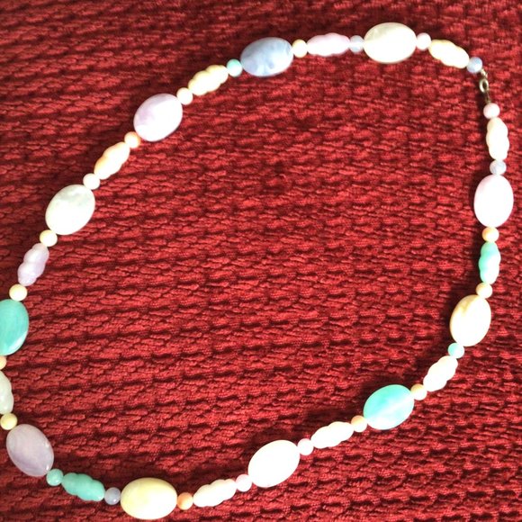 Vintage mixed pastel color, mixed size and shape plastic bead necklace - Picture 2 of 6